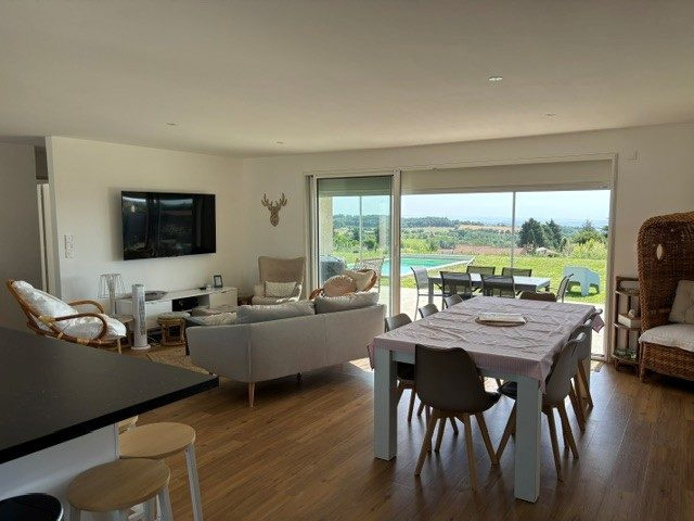 Maison rénovée avec piscine et vue exceptionnelle sur le Ver
